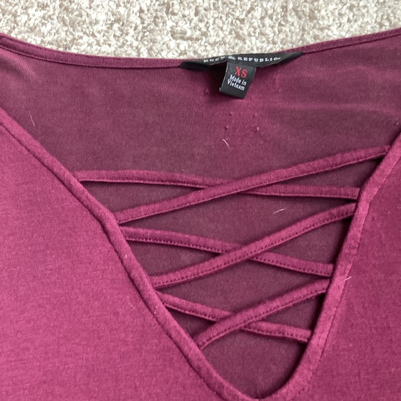 Rock and Republic top wine colored laced shoulders - Picture 2 of 3